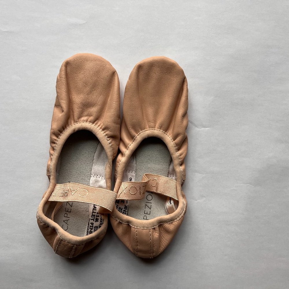 Capezio Girls " Lily"  Full Sole Ballet Pink leather ballet shoes size 11M EUC